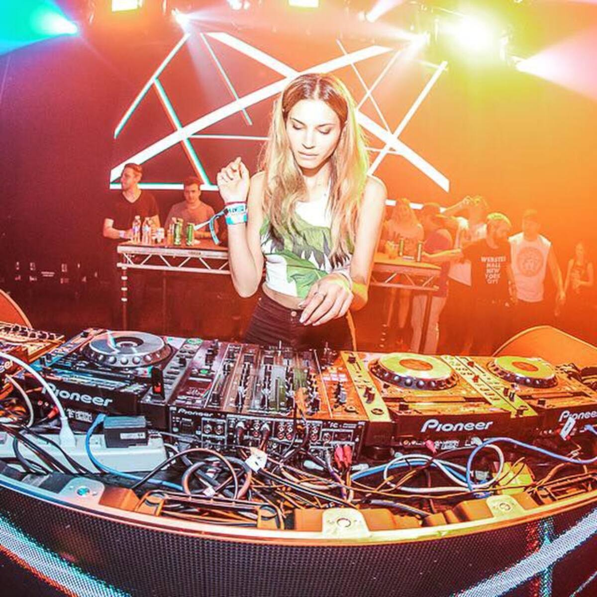 Jack Novak: Una fusión de energía, belleza y EDM