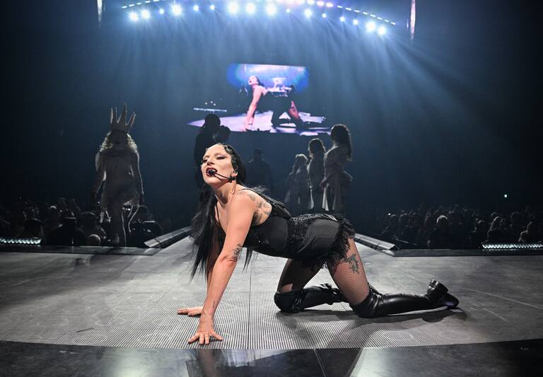 Lady Gaga durante su gira &#039;The MAYHEM Ball Tour&#039; en el O2 Arena de Londres. Este impresionante body negro customizado con lentejuelas es ya su imprescindible a la hora de interpretar las coreografías del concierto.