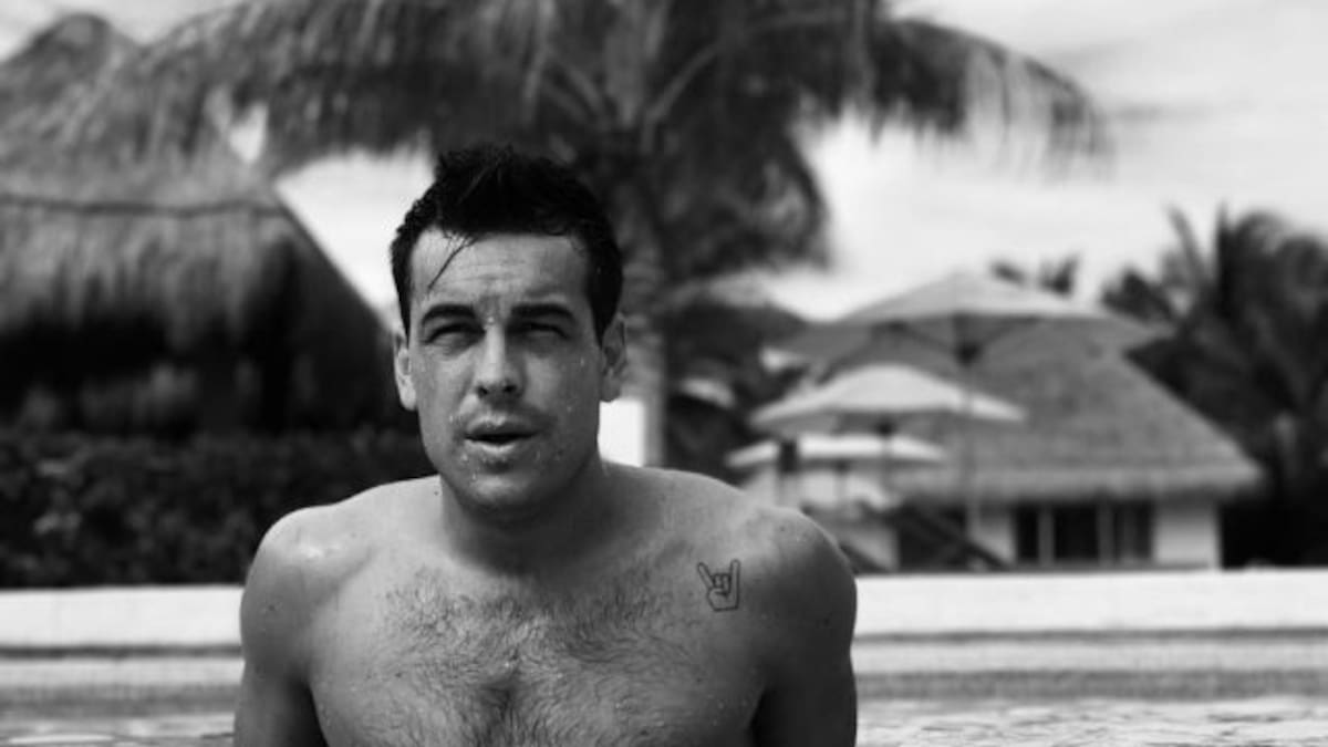 Mario Casas y su familia se van de vacaciones… ¡Y nos morimos de envidia!