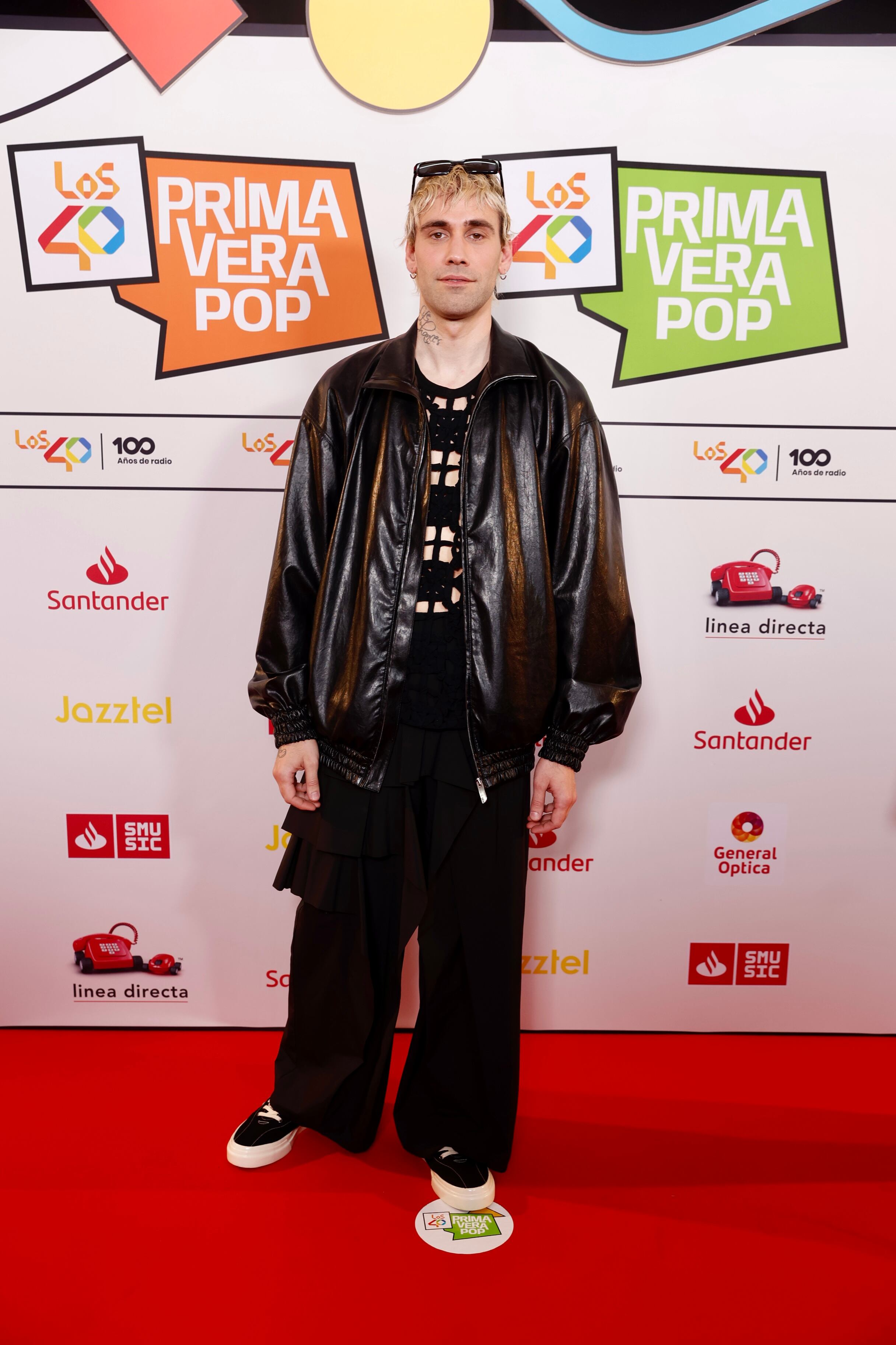 Desde Italia para España, el italiano de moda últimamente en nuestro país gracias a Beret que nos ha permitido conocerle gracias a su colaboración en Superhéroes. Mr. Rain llegaba vestido con un total black look de superposiciones.