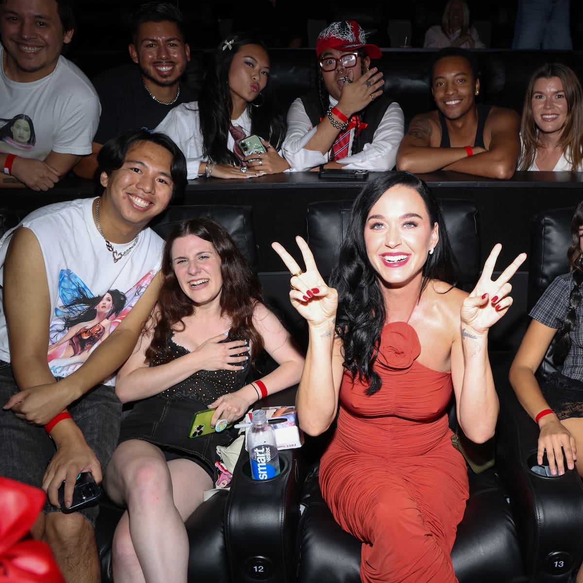 Katy Perry celebra los 16 años de 'Teenage Dream' durante la proyección de su concierto en Los Ángeles: "Fue un Everest"