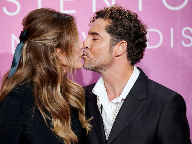 Rosanna Zanetti acompaña a David Bisbal en la presentación de su nuevo disco.