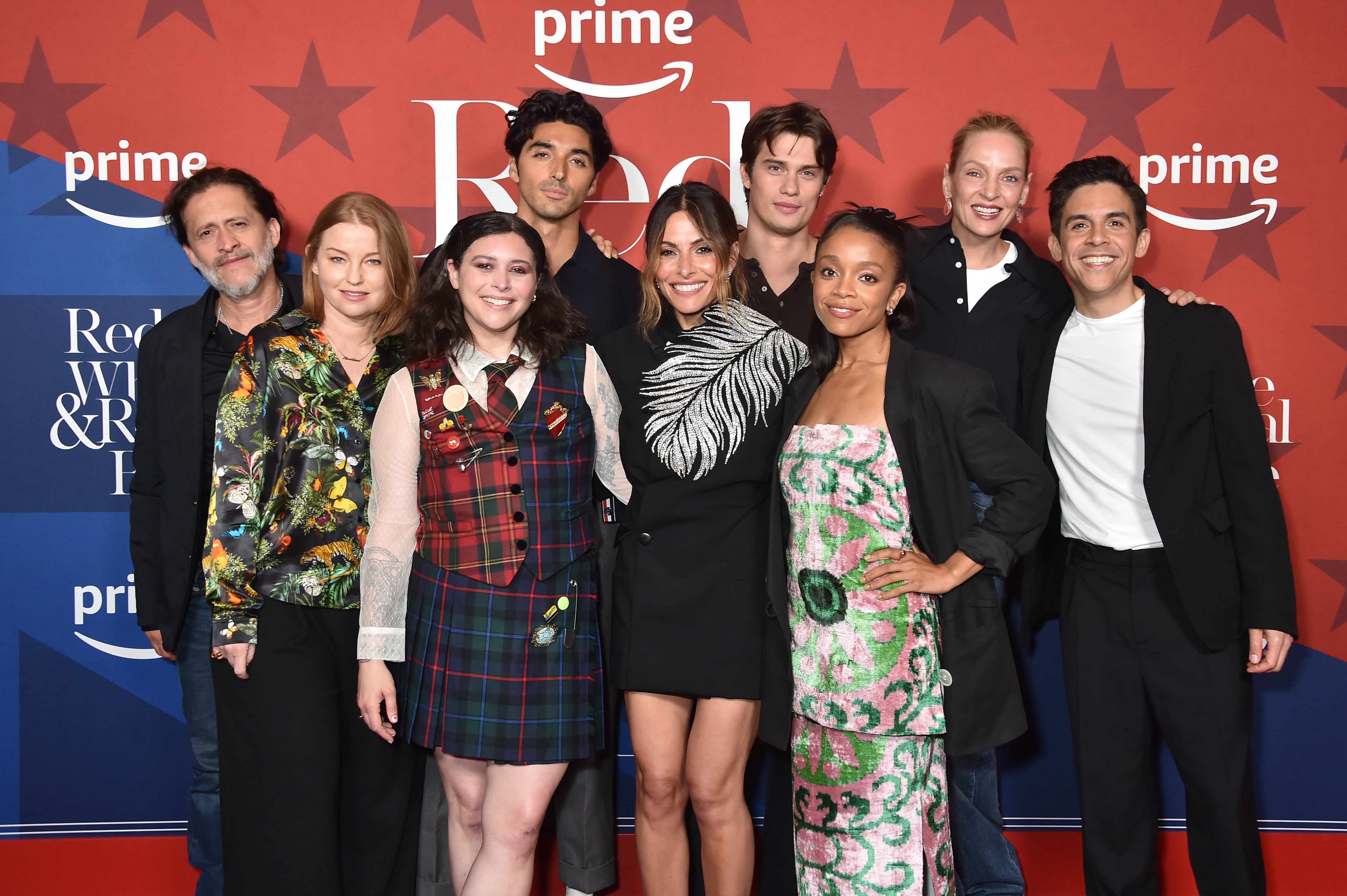 Clifton Collins Jr., Sarah Schechter, Casey McQuiston, Taylor Zakhar Perez, Sarah Shahi, Nicholas Galitzine, Rachel Hilson, Uma Thurman y el director Matthew Lopez en la presentación de la secuela de &#039;Rojo, blanco y sangre azul&#039;. Cedida por Prime Video.