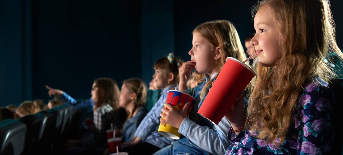 Unas espectadoras en una sala de cine. / Getty Images/iStockphoto