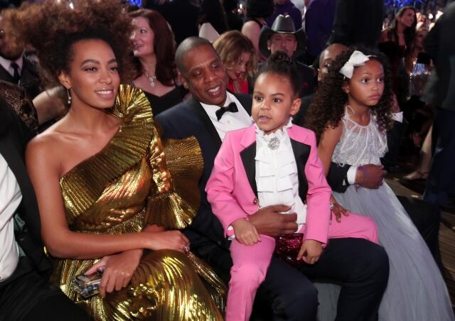 Solange, Jay-Z y Blue Ivy vestida de Prince / Getty