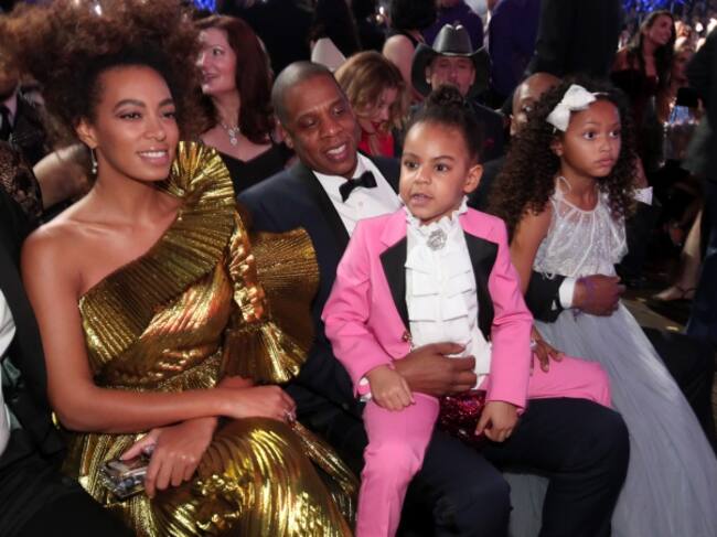 Solange, Jay-Z y Blue Ivy vestida de Prince / Getty