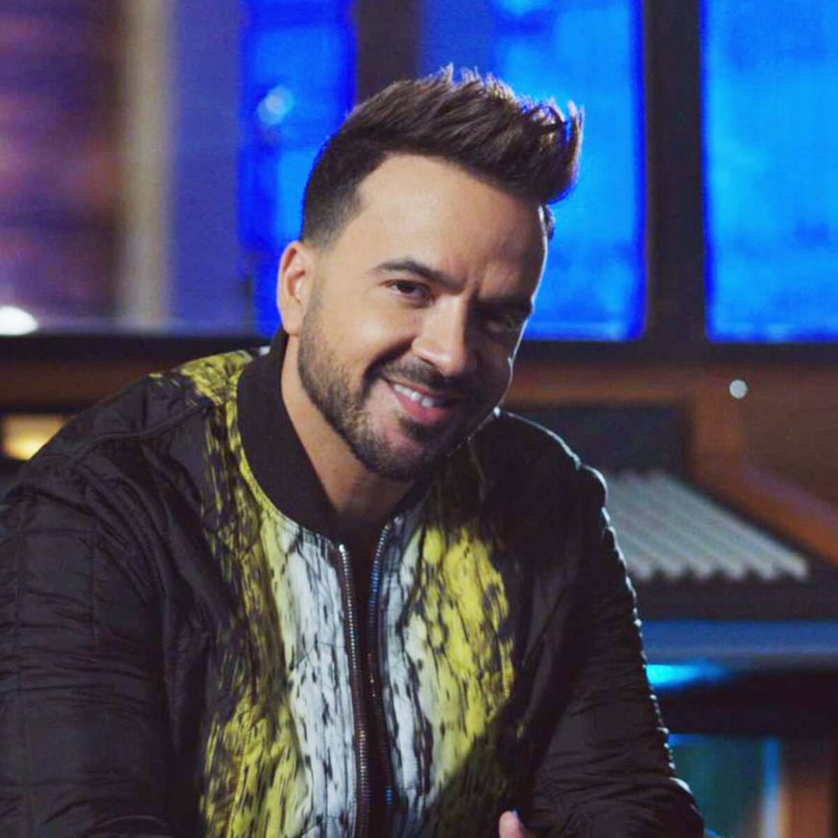 Así conduce Luis Fonsi un barco con los pies