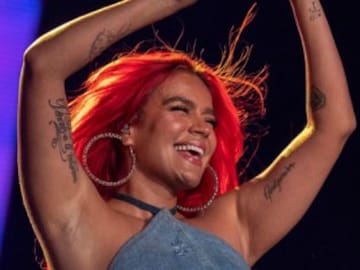 Karol G se adelanta al verano con un merecido baño en la playa: “Qué hermosa eres”