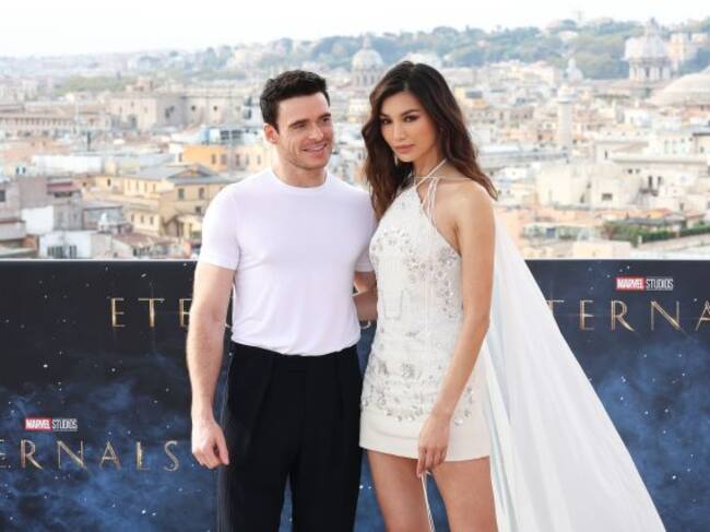 Richard Madden (i) y Gemma Chan (d) durante la presentación de 'Eternals' en Roma en 2021