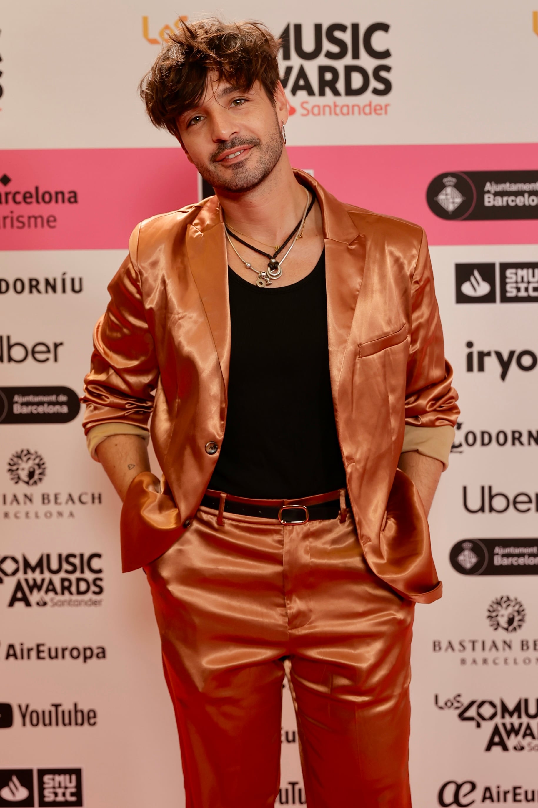 Polo Nández ha decidido llevar el glamour al color, apostando por un traje de color cobre hecho a medida. ¡Y no le queda nada mal!