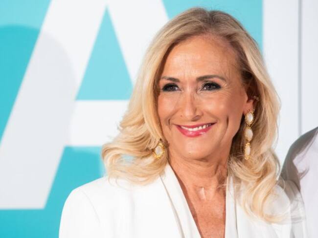 Cristina Cifuentes se intregra en el mundo 'Sálvame'.