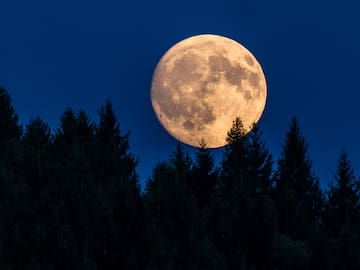 Rituales para el eclipse lunar total: así puedes aprovechar su energía