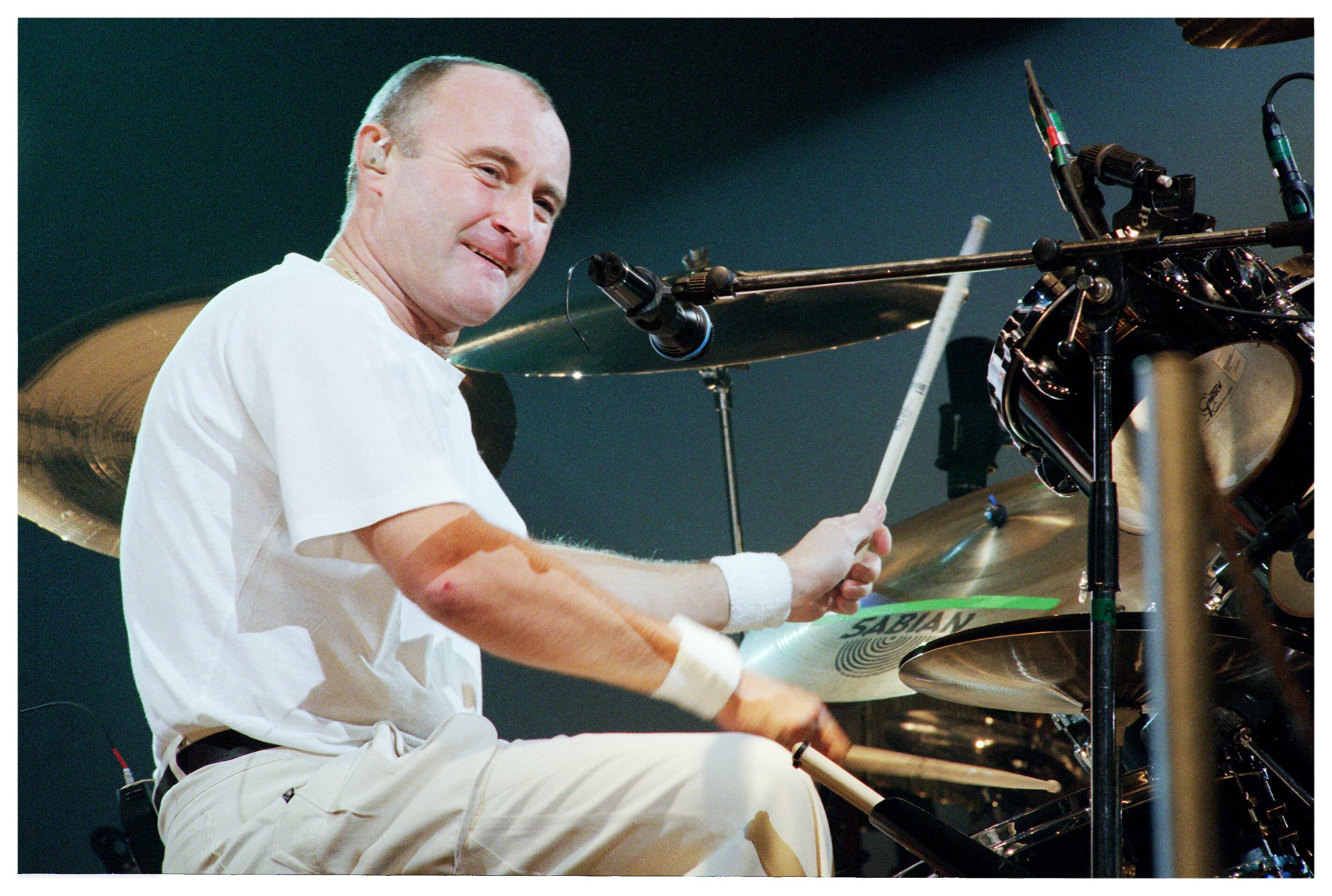 Phil Collins tocando la batería en 1997