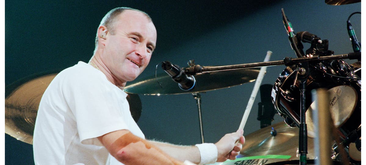Phil Collins tocando la batería en 1997