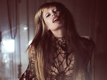 Miley Cyrus recibe duras críticas por la portada de una revista y no solo por aparecer desnuda