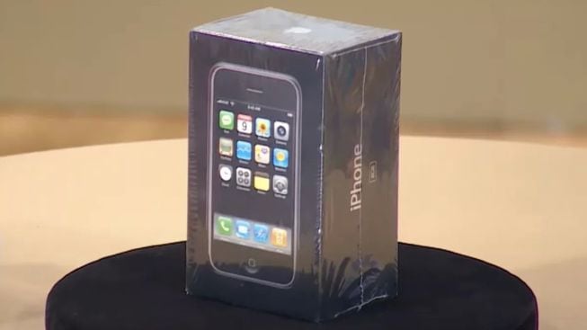 Un iPhone original nuevo a subasta.