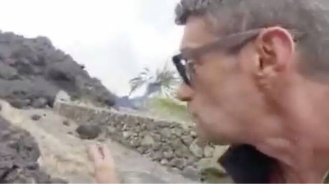 Critican a reportero por tocar piedra volcánica