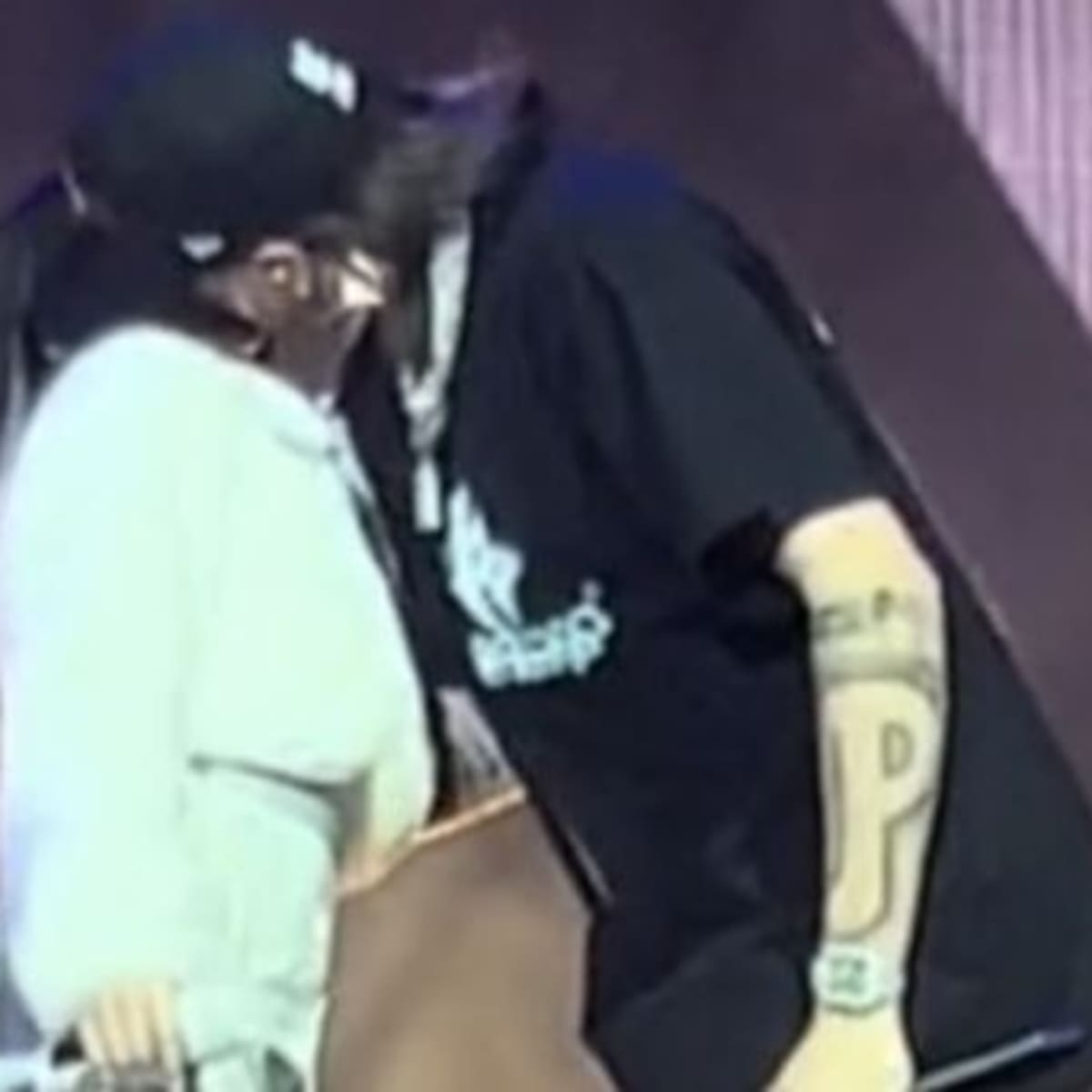 NICKI NICOLE Y PESO PLUMA SE BESARON EN EL ESCENARIO Y ENLOQUECIERON A SUS FANS