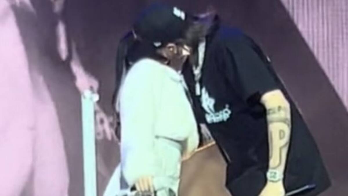 NICKI NICOLE Y PESO PLUMA SE BESARON EN EL ESCENARIO Y ENLOQUECIERON A SUS FANS