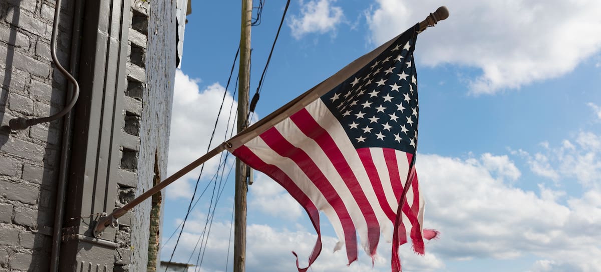 Una bandera raída de EEUU.