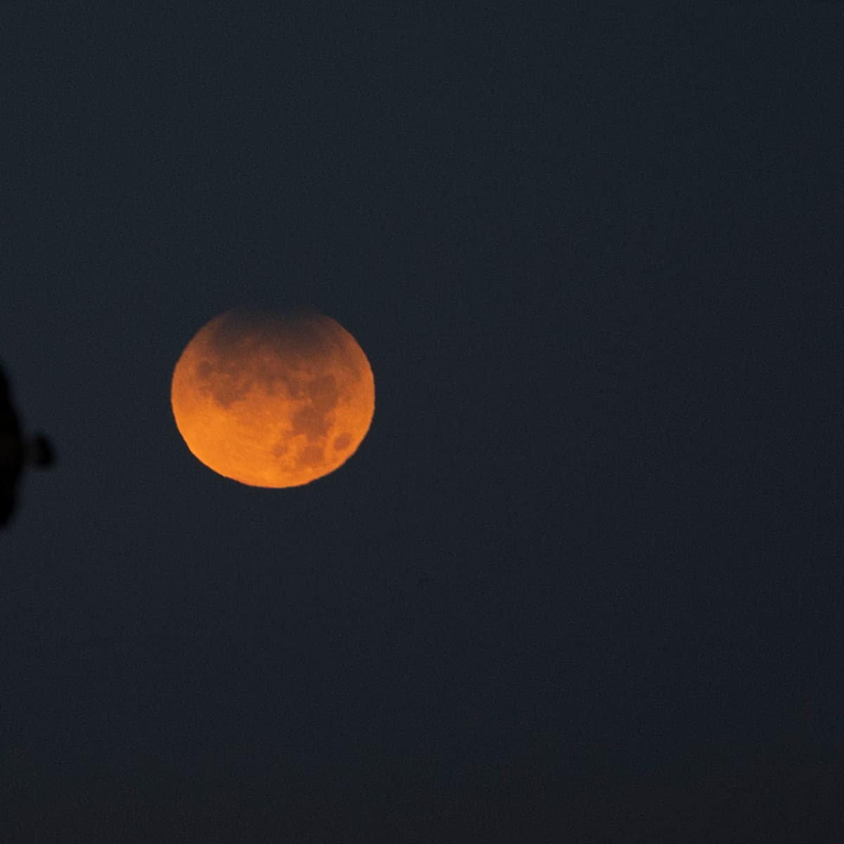 Rituales para el eclipse lunar parcial de agosto 2026: así puedes protegerte energéticamente