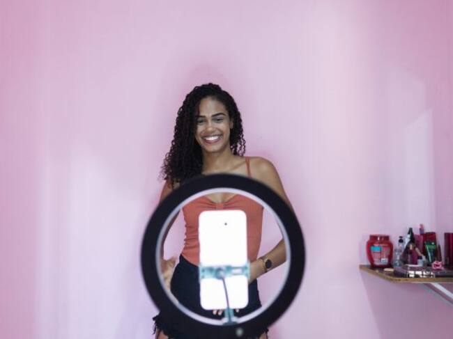 Un joven grabando un vídeo.