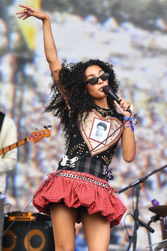Olivia Dean durante su actuación en el festival 'Glastonbury' de 2024.