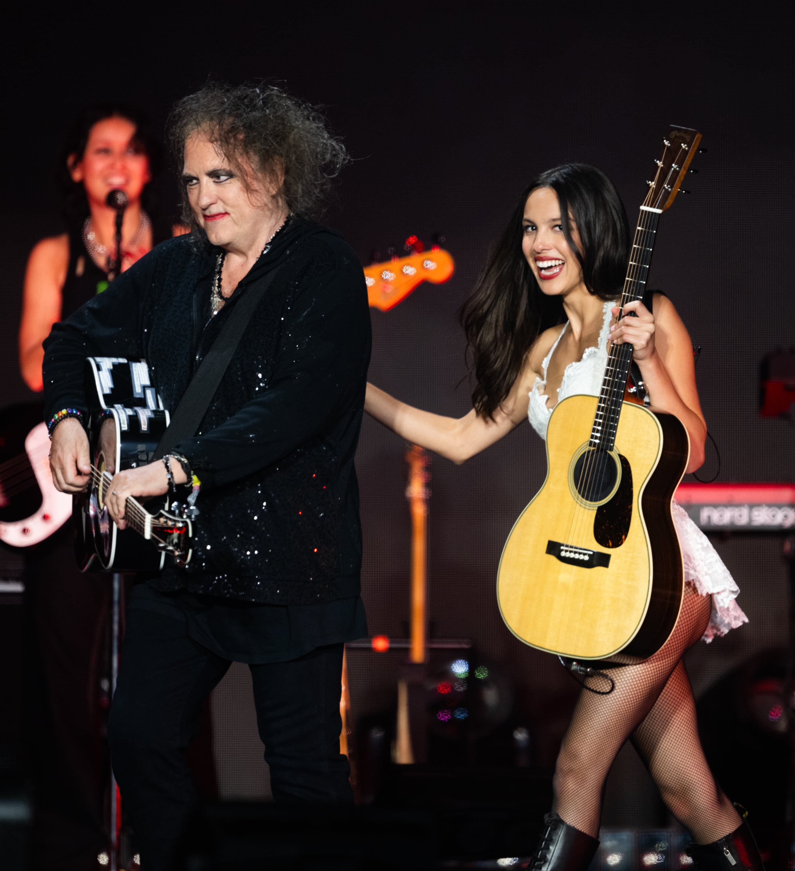 Olivia Rodrigo actúa con Robert Smith de The Cure en Glastonbury 2025.