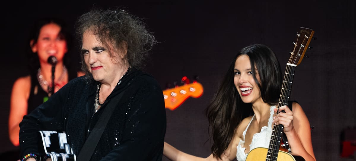 Olivia Rodrigo actúa con Robert Smith de The Cure en Glastonbury 2025.