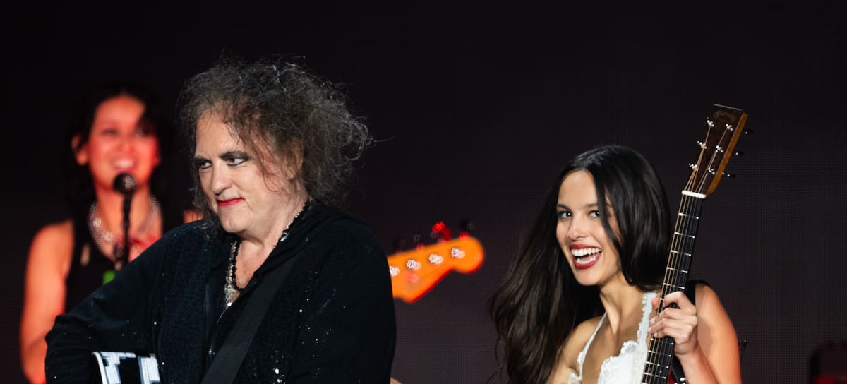 Olivia Rodrigo actúa con Robert Smith de The Cure en Glastonbury 2025.