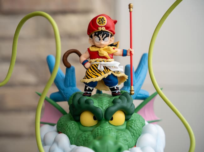 Gohan sobre Shenron en escena de DBZ inolvidable.