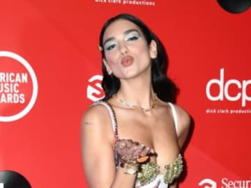 Dua Lipa celebra con unas fotos muy sexys su Top 10 en las listas de UK con ‘Prisoner’ y ‘Levitating’