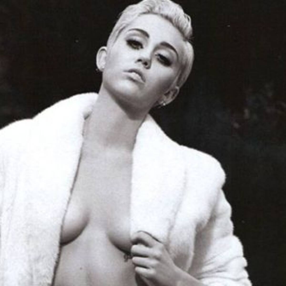 A Miley Cyrus se le escapa algo mientras abraza a su gato
