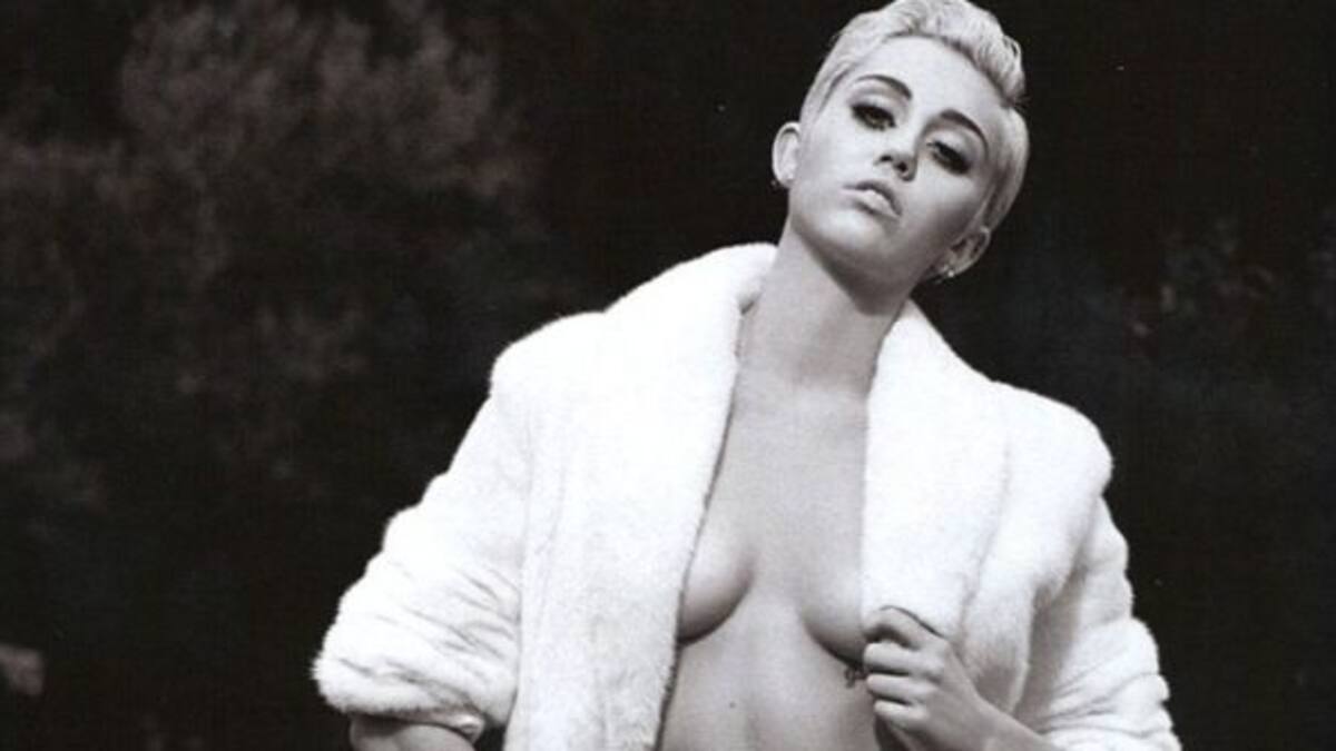 A Miley Cyrus se le escapa algo mientras abraza a su gato