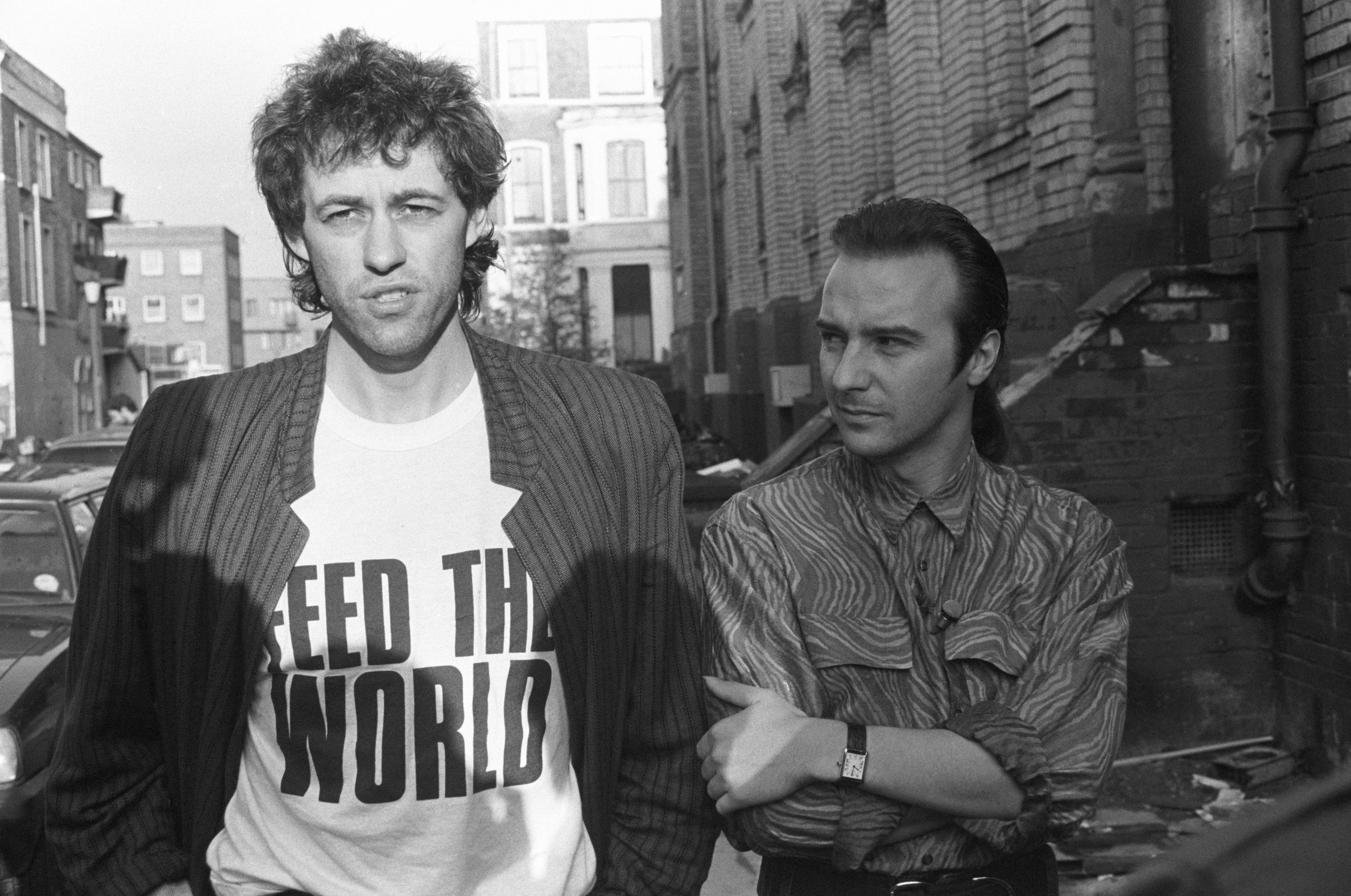 Bob Geldof y Midge Ure, a las puertas de los Sarm West Studios de Londres.