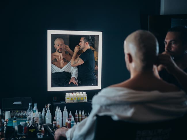 Bad Bunny en el proceso de transformación para la MET Gala