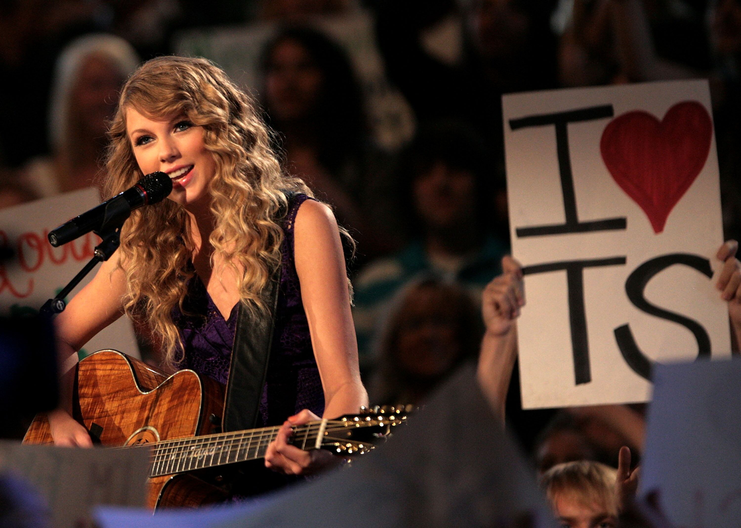 La cantante Taylor Swift durante la 43.ª edición de los Premios CMA, celebrada en el Sommet Center el 11 de noviembre de 2009 en Nashville, Tennessee.