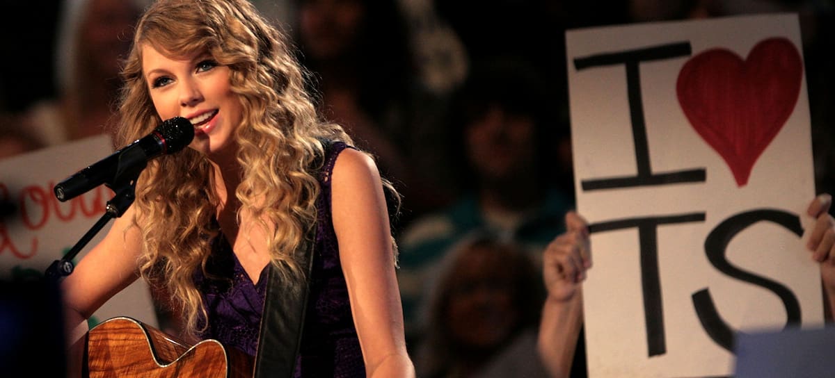 La cantante Taylor Swift durante la 43.ª edición de los Premios CMA, celebrada en el Sommet Center el 11 de noviembre de 2009 en Nashville, Tennessee.
