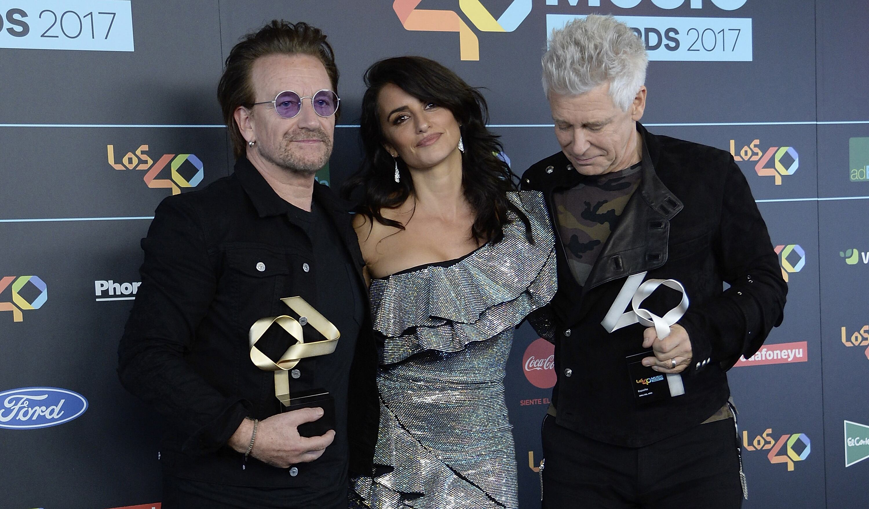 Bono, Penelope Cruz y Adam Clayton en LOS40 Music Awards