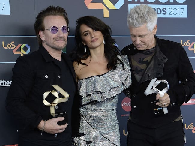 Bono, Penelope Cruz y Adam Clayton en LOS40 Music Awards