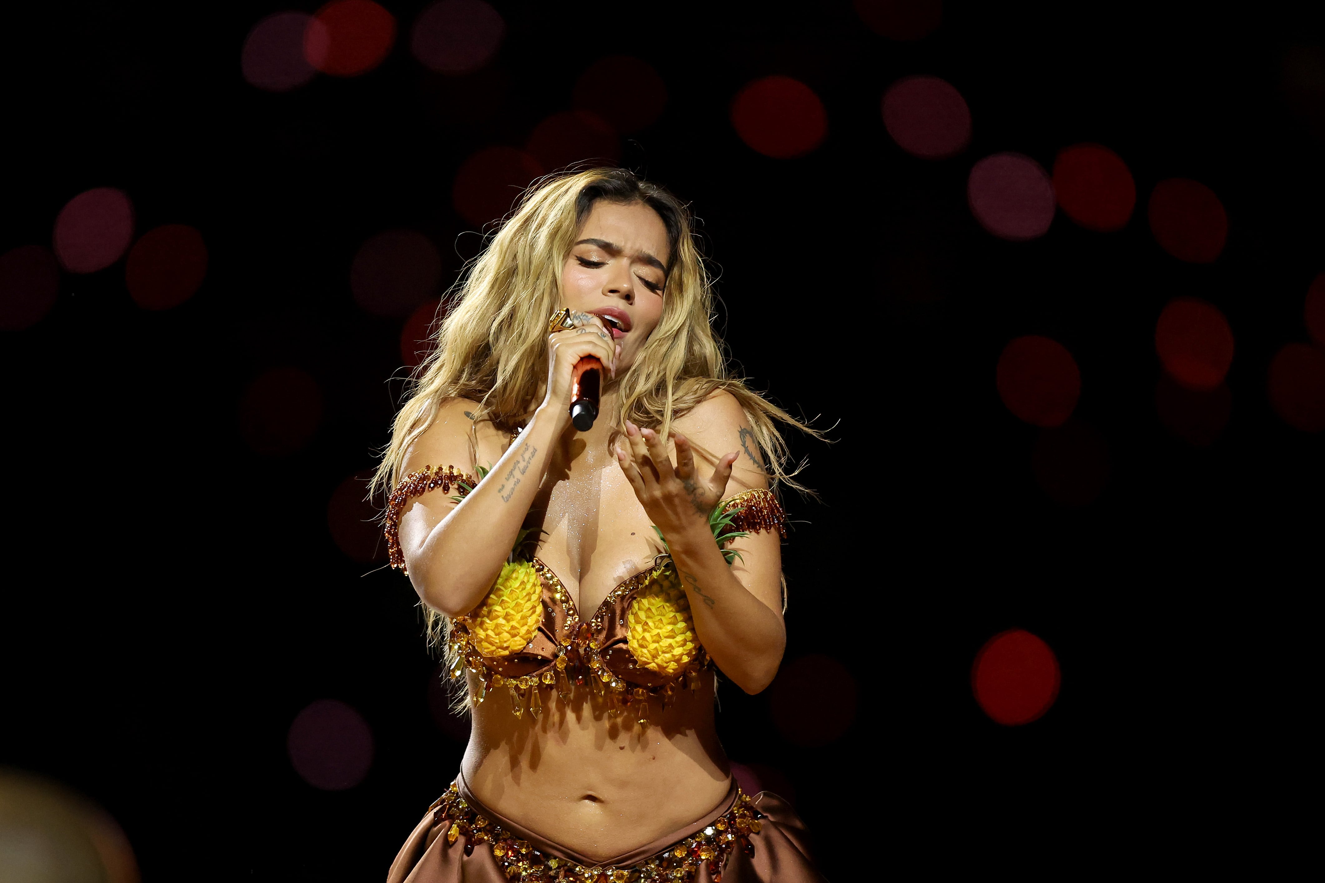 ES Karol G en la actuación de medio tiempo entre los Kansas City Chiefs y Los Angeles Chargers en Sao Paulo