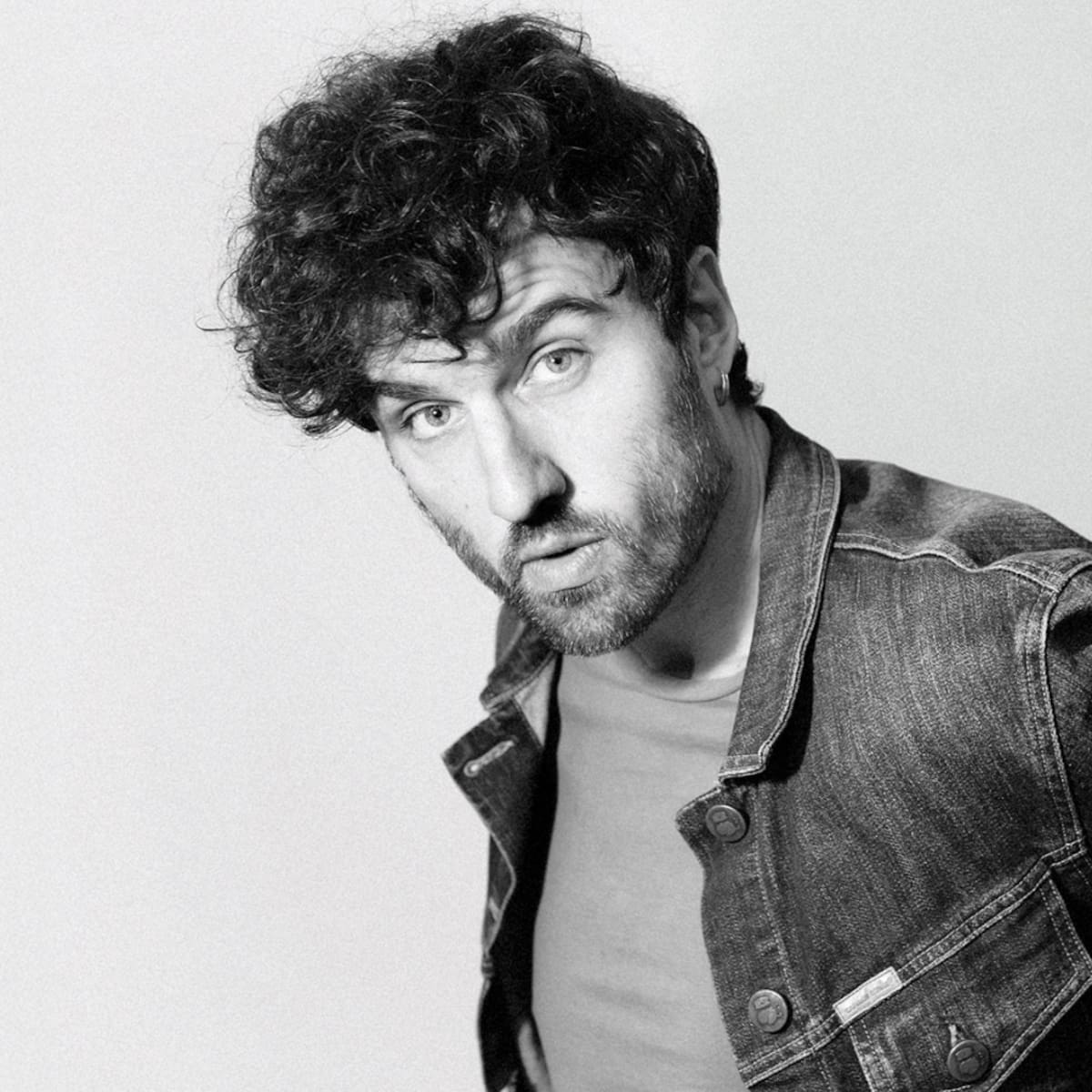 Llegan los trabajos en solitario de Vetusta Morla: ‘En qué momento dudé de ti’ nos avanza el álbum debut de Guille Galván