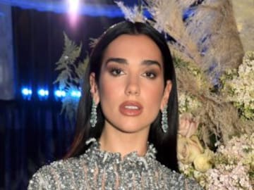 Dua Lipa pone de moda el crochet en bikinis con un diseño de fantasía