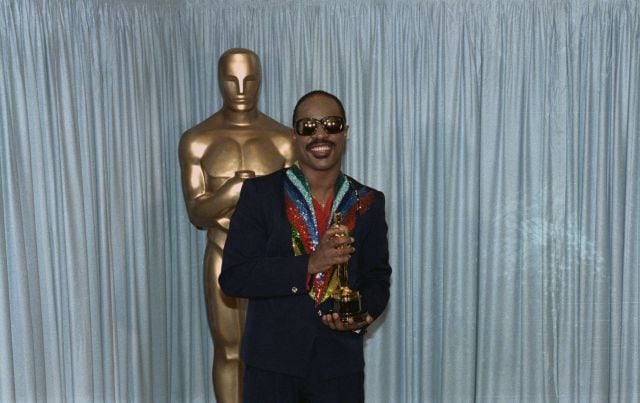 Stevie Wonder, con el Oscar que ganó a mejor canción por &#039;I just called to say I love you&#039; en 1985.