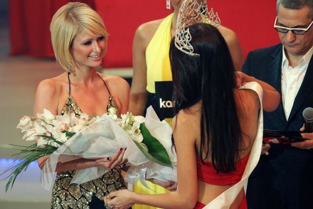 Paris Hilton entregando un ramo a Leyla Lidya Tugutlu en el certamen Miss Turquía de 2008.