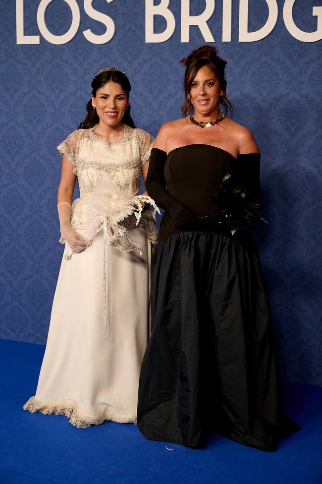 Las primas parecían fichas de ajedrez con esa combinación de blanco y negro. “Nunca imaginé vivir algo tan mágico”, aseguraba Anabel en sus redes. Isa, por su parte parecía una novia y con eso bromeó su prima que dejó claro que flipaba al lado de los actores, pero que no les entendía ni papa.