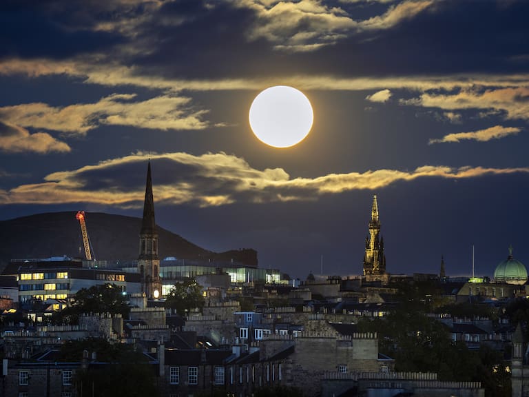 La luna llena conocida como Superluna Azul brilla en el cielo de Edimburgo.