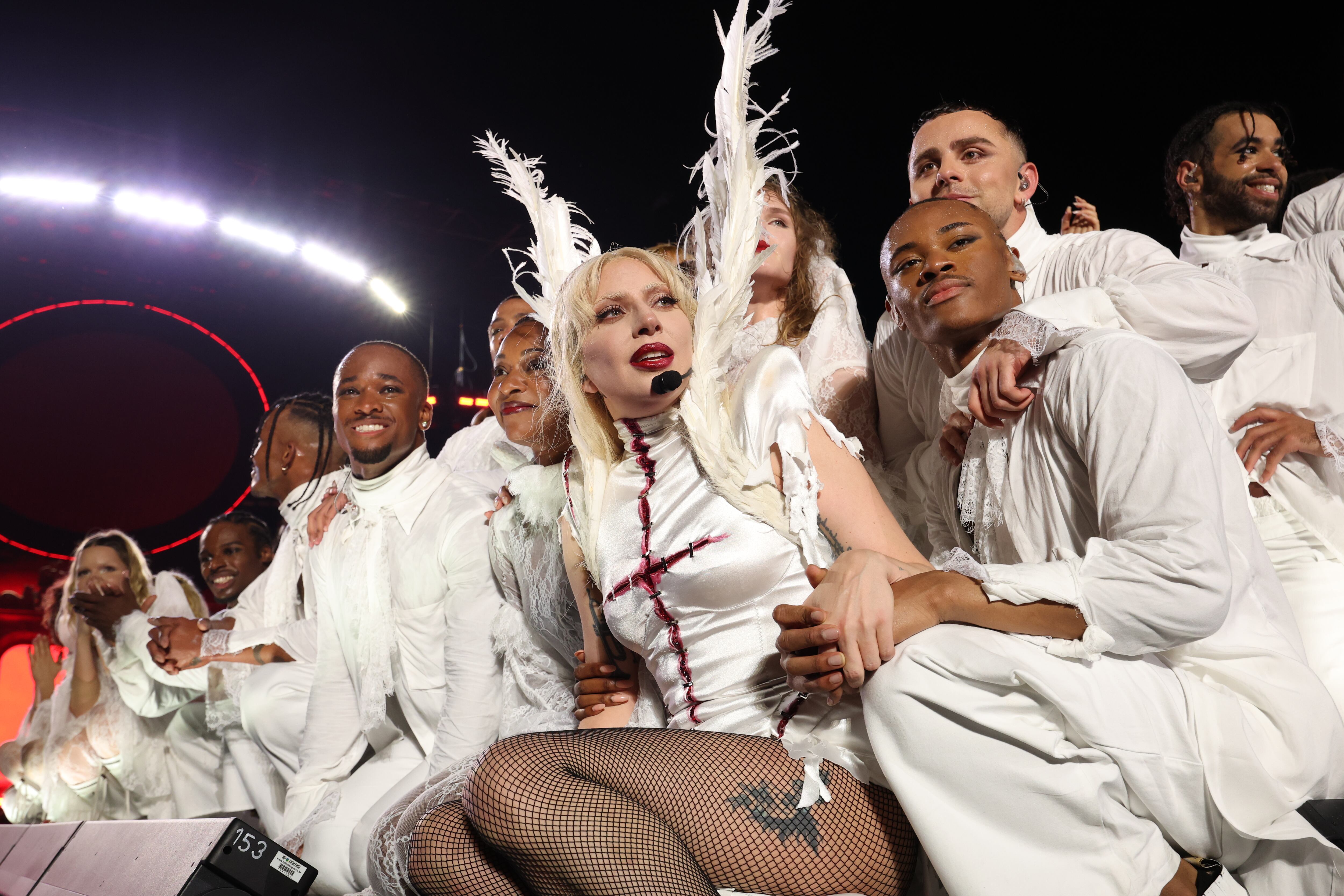 Lady Gaga terminando de cantar &#039;Bad Romance&#039; en su MAYHEM Ball. / Kevin Mazur