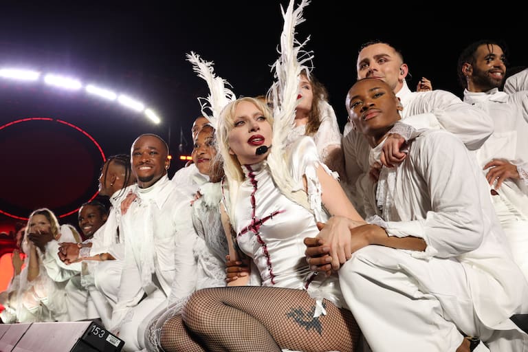 Lady Gaga durante su gira &#039;The MAYHEM Ball&#039; en la playa de Copacabana en Río de Janeiro, Brasil. La artista luce un body blanco con una cruz dibujada que simula una cicatriz.