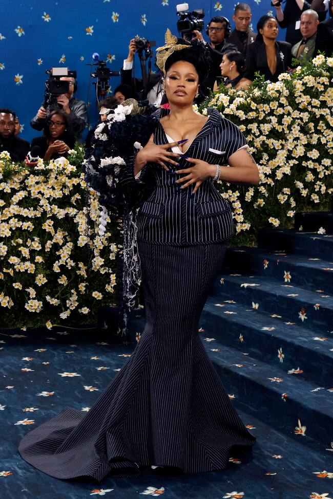 Nicki Minaj es otra de las que ha optado por la raya diplomática en un dos piezas destinado a marcar sus curvas y un cuello alzado con detalle al hombro a modo floral.